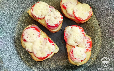 Выложите бутерброды на горячую сковороду. Накройте крышкой. Готовьте на среднем огне 4-5 минут. 