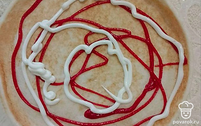 Готовый корж для пиццы смажьте томатной пастой и майонезом. 