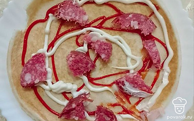 Нарежьте колбасу, выложить на корж. 