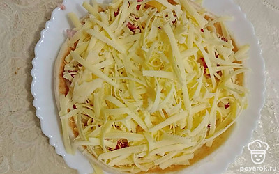 Обильно посыпьте натертым на крупной терке сыром. 