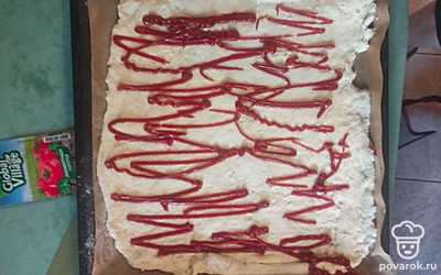 Раскатайте, смажьте томатной пастой. 