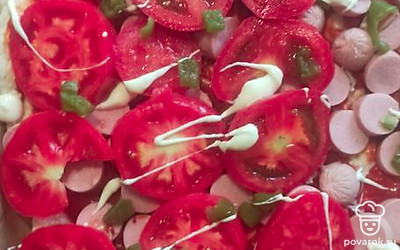 Сверху выложите нарезанные помидоры, болгарский перец и майонез. 