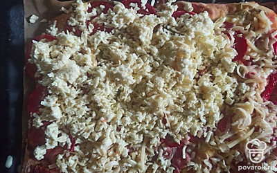 Поставьте в духовку при 180 градусах до готовности теста. Посыпьте сверху тертым сыром. 