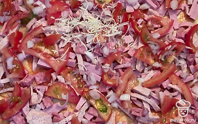 Лук и помидор мелко нарежьте и выложите сверху.