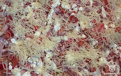 Полейте майонезом и посыпьте тертым сыром.