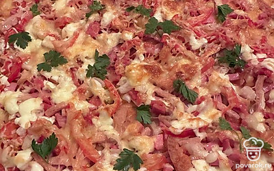 Пиццу выпекайте при 180 градусах около 25 минут до готовности (режим «Верх-низ»).