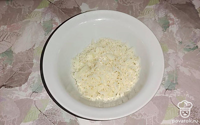 Сыр эдам натрите на терке крупной или мелкой, зависит от плотности сыра.