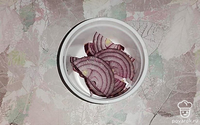 Очистите красный репчатый лук маленького размера. Нарежьте его полукольцами.