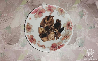 Нашинкуйте четвертькольцами шампиньоны крупных размеров. Можно использовать замороженные грибы.