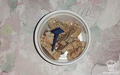 Сыр с голубой плесенью измельчите кубиками.