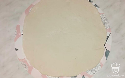 Раскатайте дрожжевое тесто для пиццы диаметром около 30 сантиметров.