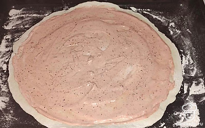 Переложите тесто на противень, предварительно посыпанный мукой. Сделайте бортики и смажьте тесто соусом.