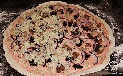 Затем разложите сыр с голубой плесенью и тертый эдам. Отправьте пиццу в разогретую до 180-200 градусов духовку. Выпекайте до готовности. Приятного аппетита!