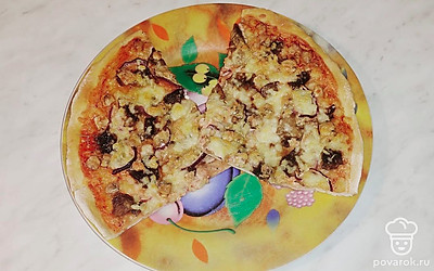 При подаче можете дополнить пиццу чесночным маслом.