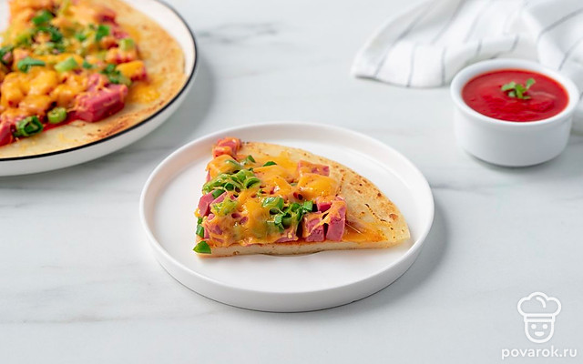 Пицца с колбасой на сковороде — Рецепт с фото