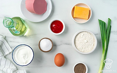 Просейте муку. Помойте куриное яйцо и зеленый лук. Подготовьте сковороду.