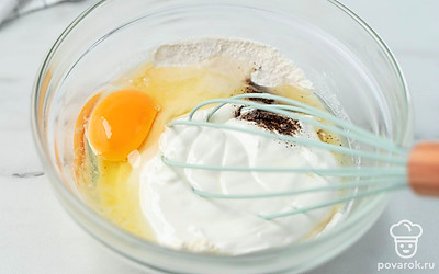 Смешайте в миске венчиком или миксером просеянную муку со сметаной, солью, черным молотым перцем и куриным яйцом. Должно получиться жидкое однородное тесто.