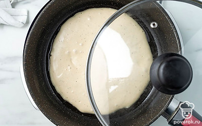 Разогрейте в сковороде растительное масло. Вылейте тесто и распределите равномерным слоем при помощи лопатки или ложки. Жарьте на среднем огне под крышкой 4-5 минут.