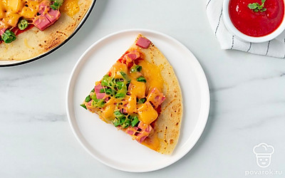 Разрежьте пиццу на порции. Подавайте с томатным соусом.