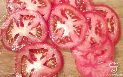 Помидор помыть, нарезать тонкими кольцами. 