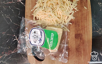 На крупной терке натереть твердый сыр. 