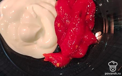 В глубокую миску добавить 1 столовую ложку майонеза и кетчупа, все перемешать до однородной массы. 