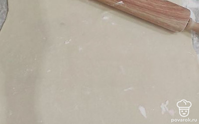 Взять бездрожжевое слоеное тесто, скалкой раскатать под форму. 