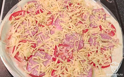 Посыпать тертым сыром. 