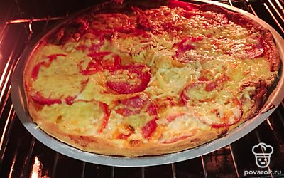 Поставить в разогретую духовку, выпекать при 200 градусах 10-12 минут. 