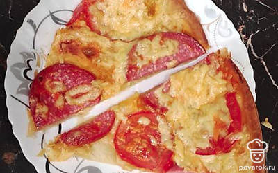 Подавать пиццу горячей, можно разложить на отдельные тарелочки. Приятного аппетита! 