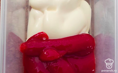 Готовим соус. Для этого смешиваем кетчуп и майонез. Далее ставим духовку на разогрев при температуре 180 градусов. 