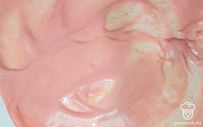 Тортилью обильно смазываем соусом. 