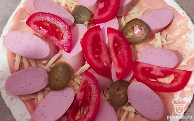 На соус выкладываем все ингредиенты. 