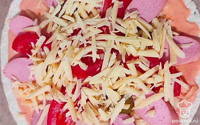 Посыпаем любимым сыром и отправляем в духовку на 7 минут. 