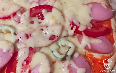 Горячую пиццу можно посыпать зеленью и наслаждаться ароматным завтраком. Приятного аппетита. 