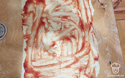 Намазываем тесто соусом.