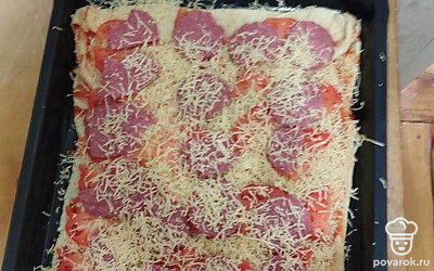 Добавляем в тесто колбасу и насыпаем сыром.
