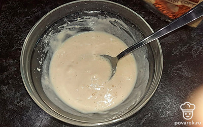 Готовим тесто. Растворим соль, сахар и дрожжи в теплом молоке.
