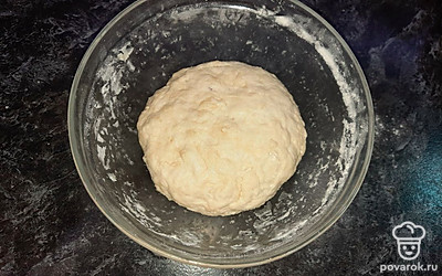 Всыпаем муку, вымешиваем тесто. Оставляем на 1 час, чтобы дрожжи начали работать, и тесто поднялось.