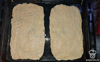 Растягиваем тесто на два прямоугольных коржа. Укладываем их на смазанный растительным маслом противень.