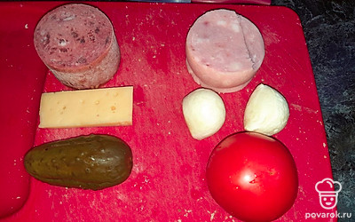 Готовим начинку. Я предлагаю делать разные. Одна пицца будет состоять из копчёной колбасы, маринованных огурцов и полутвердого сыра. Вторая — из ветчины, помидоров и рассольной моцареллы.