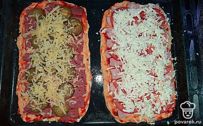Натираем сыры, посыпаем ими пиццу.