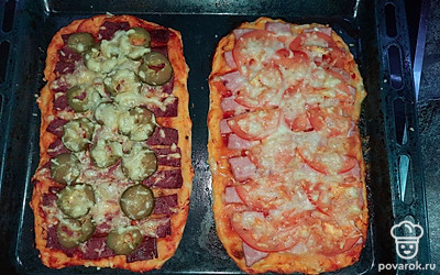 Выпекаем пиццу в духовке 10-15 минут при температуре 200 градусов.

