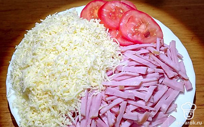 Ветчину нарезать брусочками, помидоры слайсами, а сыр натереть на мелкой тёрке. 