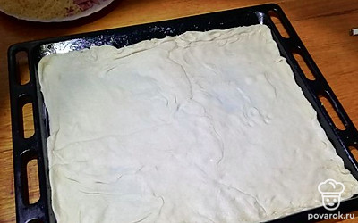 Тонко раскатать тесто, выложить на противень. У меня тесто покупное.