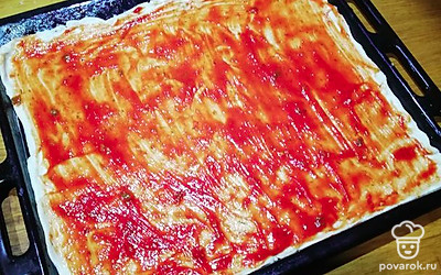 Смазать кетчупом.