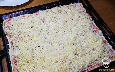 Равномерно присыпать тёртым сыром.