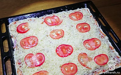 Сверху выложить слайсы помидора. Запекать в духовке 20 минут при температуре 200 градусов. 