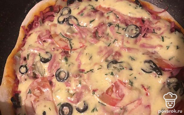 Сочная пицца с томатами черри и двумя видами колбасы — Рецепт с фото