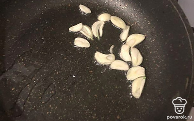 Для соуса порежем чеснок и обжарим 1 минуту.